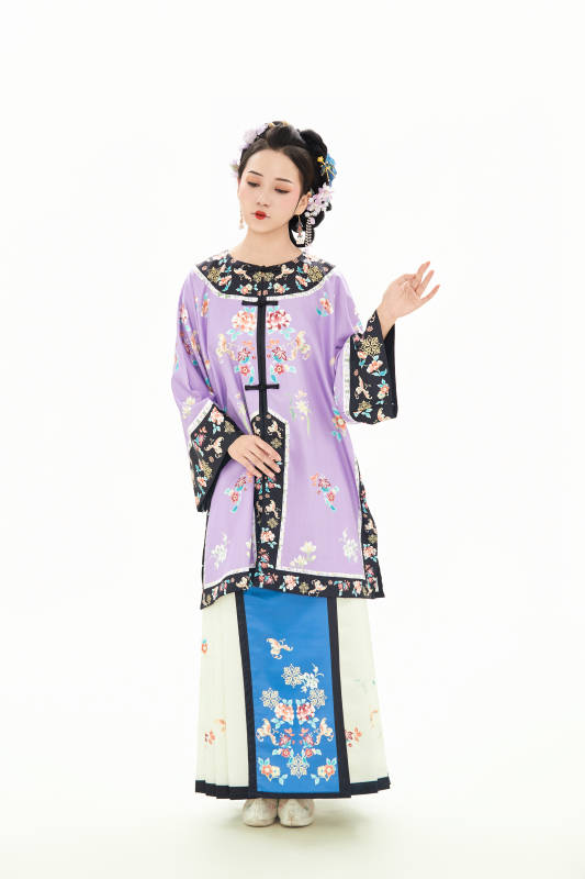 白色背景下穿着中国清朝晚清服饰的少女图片