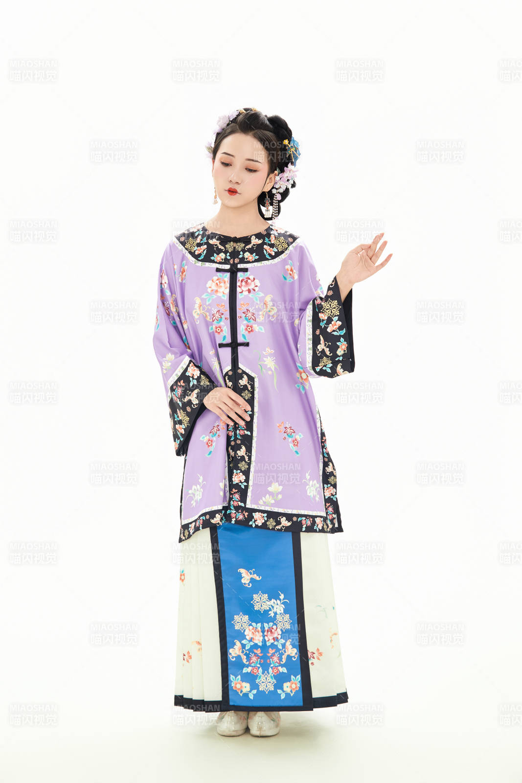 白色背景下穿着中国清朝晚清服饰的少女图片