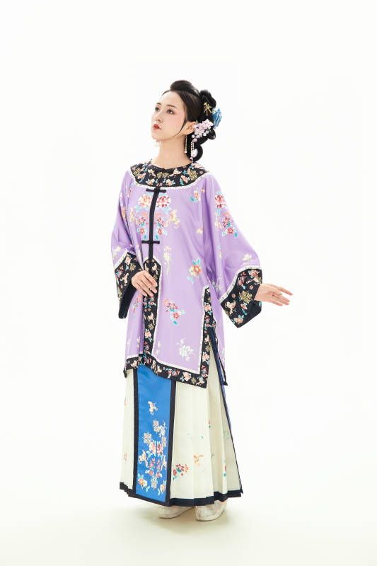 白色背景下穿着中国清朝晚清服饰的少女图片