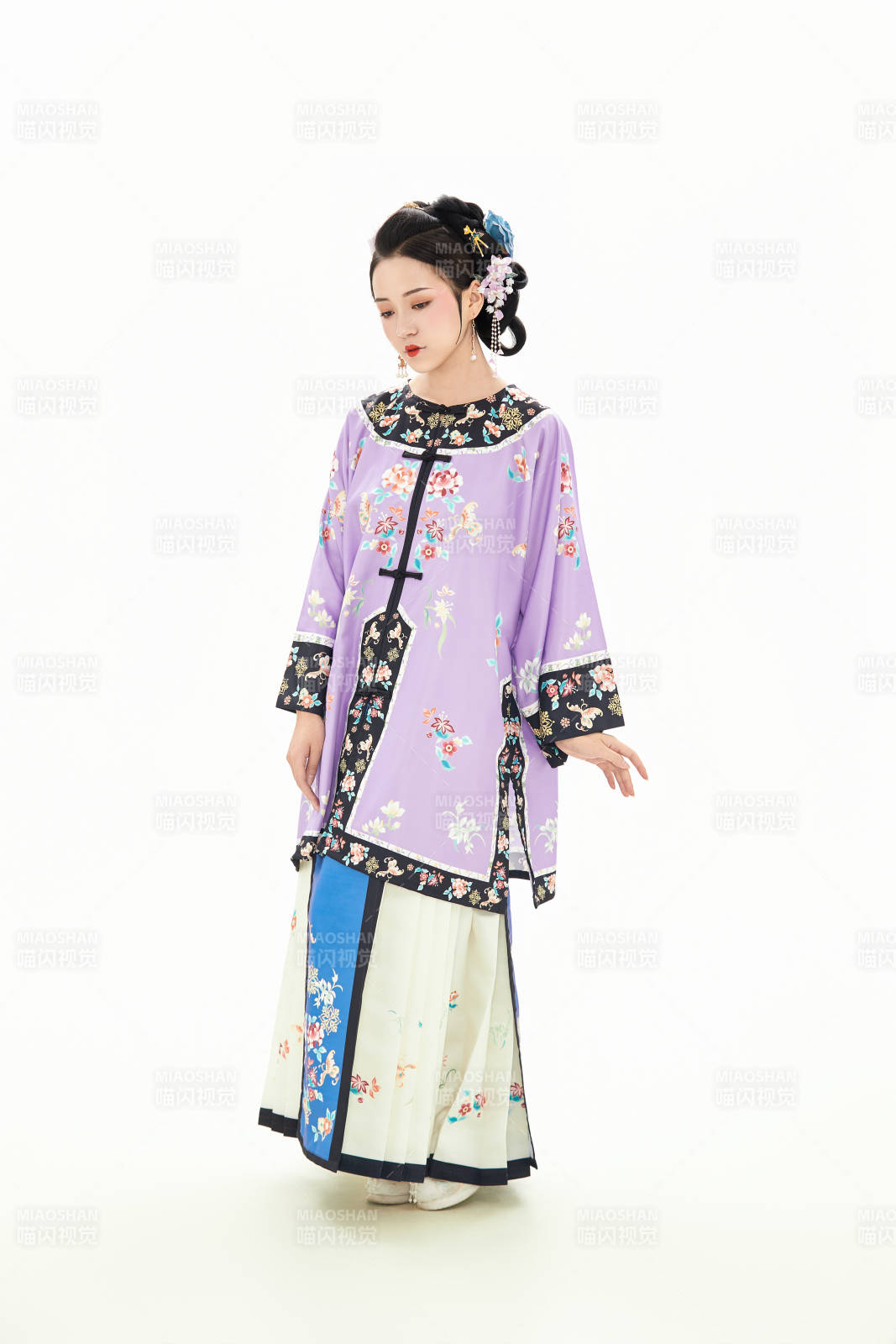 白色背景下穿着中国清朝晚清服饰的少女图片