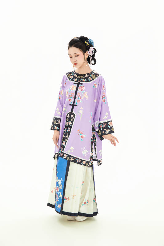 白色背景下穿着中国清朝晚清服饰的少女图片