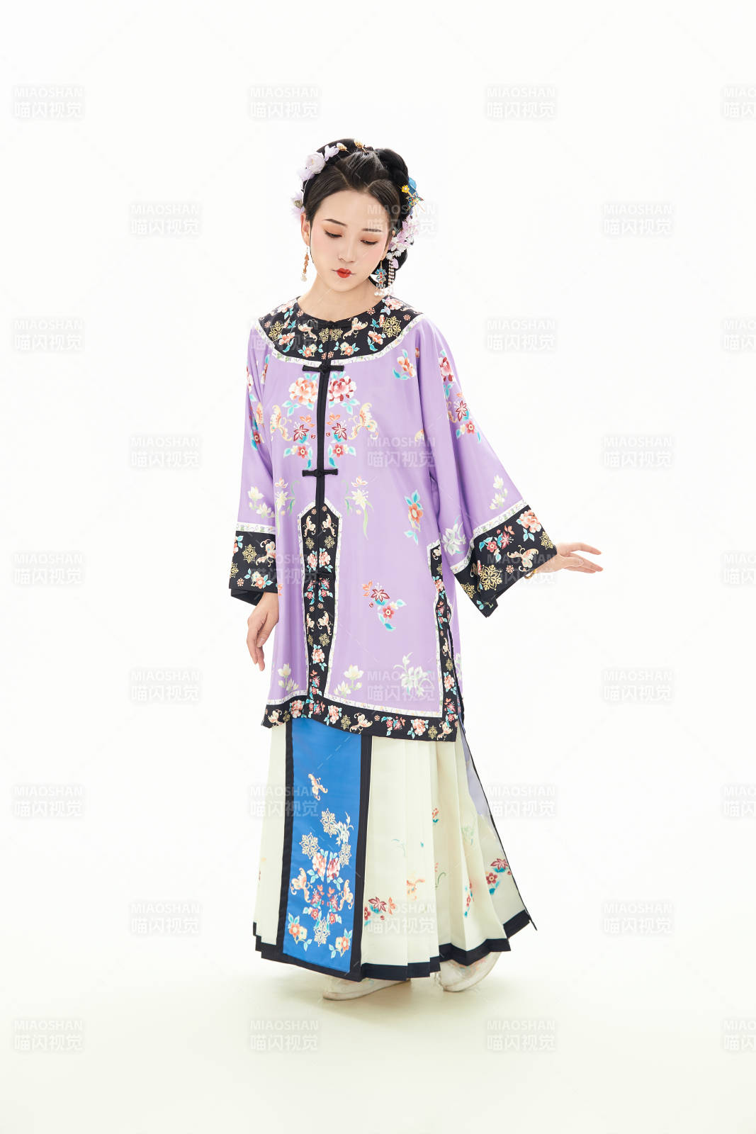 白色背景下穿着中国清朝晚清服饰的少女图片