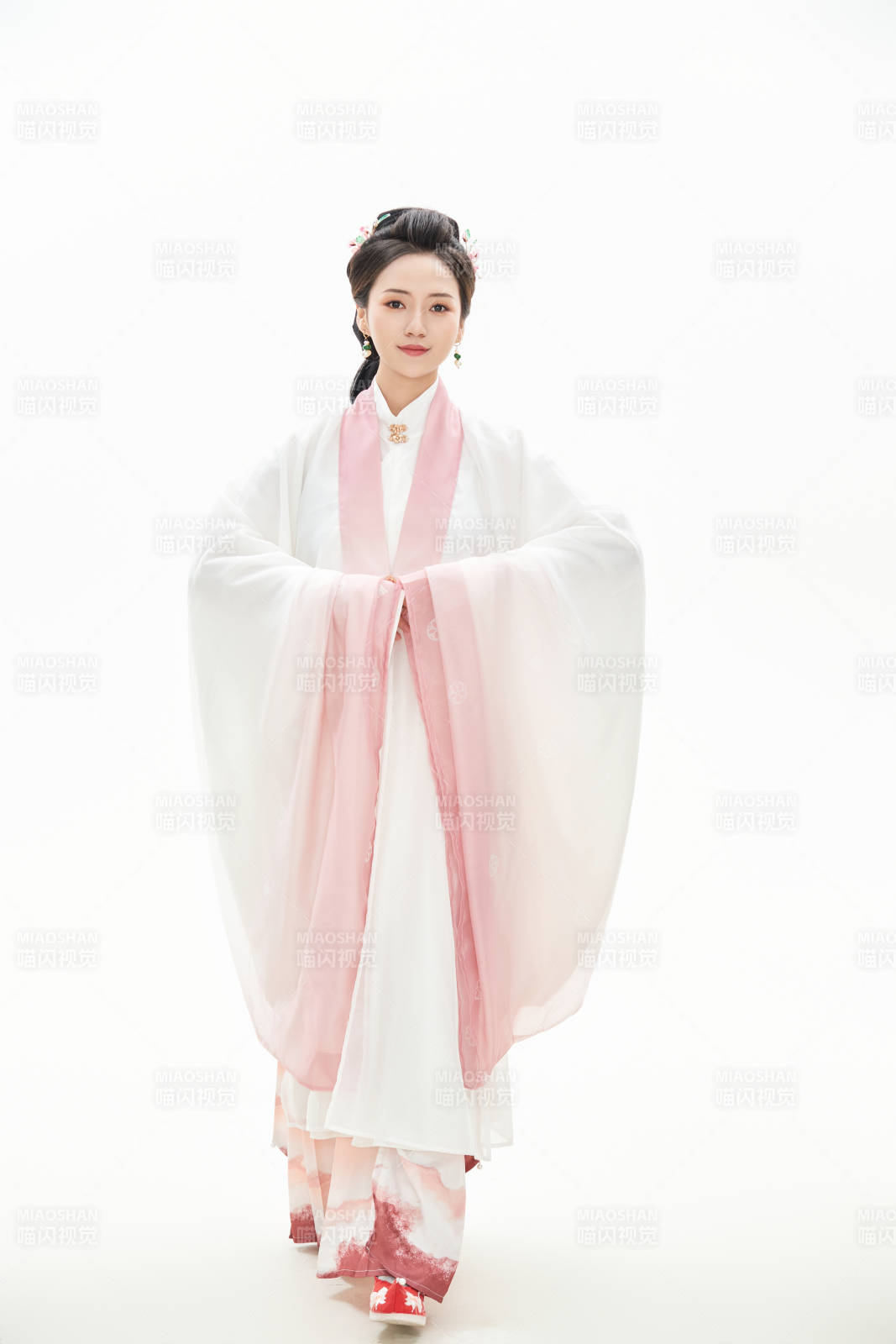 白色背景下穿着魏晋制汉服的少女图片
