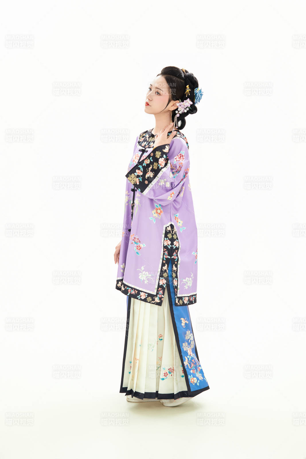 白色背景下穿着中国清朝晚清服饰的少女图片