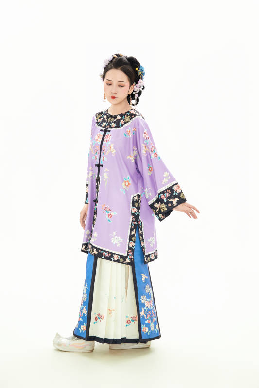 白色背景下穿着中国清朝晚清服饰的少女图片