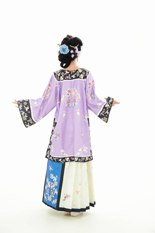 白色背景下穿着中国清朝晚清服饰的少女图片