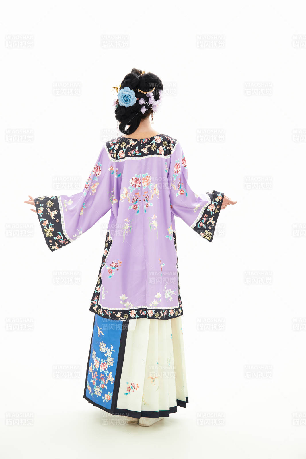 白色背景下穿着中国清朝晚清服饰的少女图片