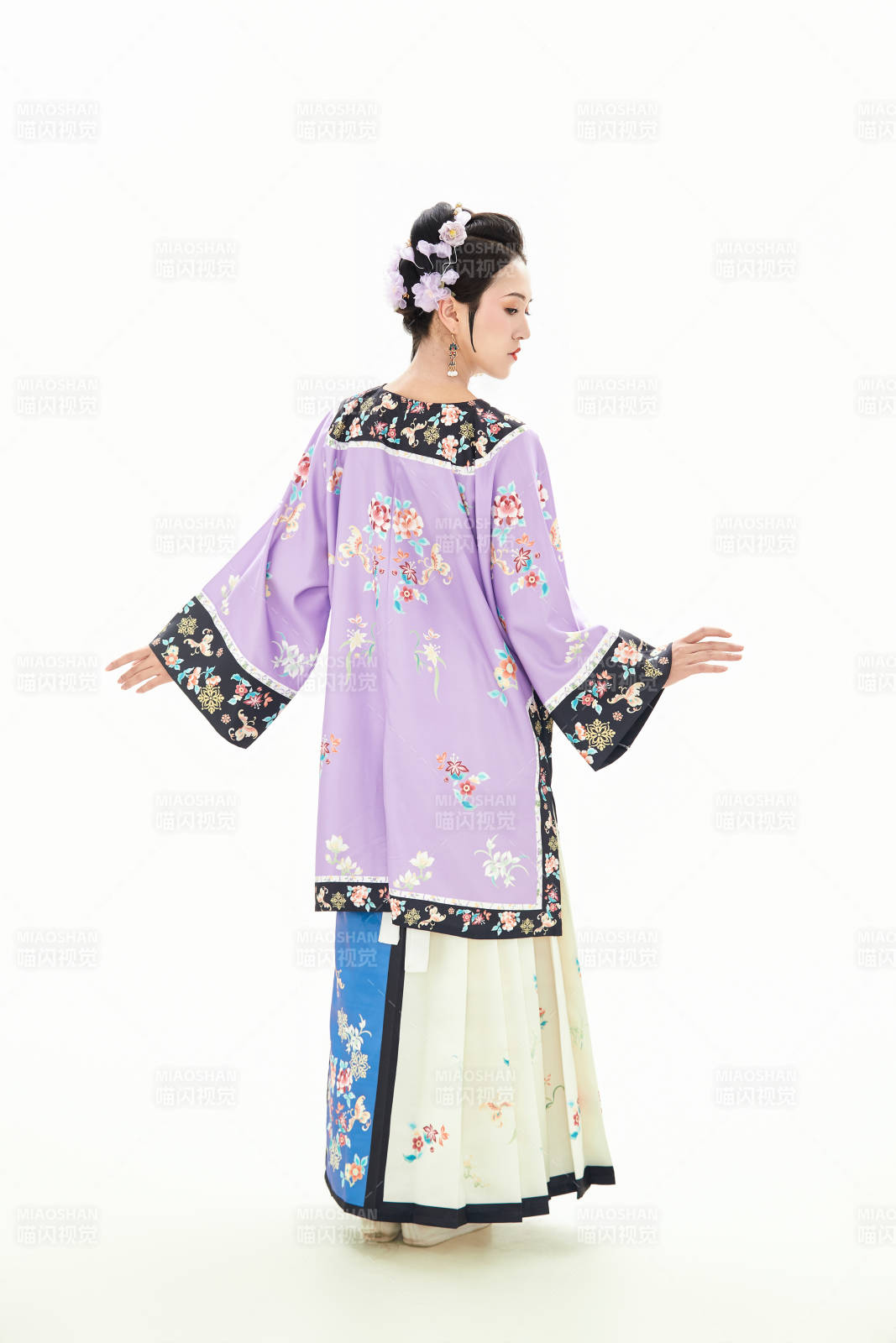 白色背景下穿着中国清朝晚清服饰的少女图片