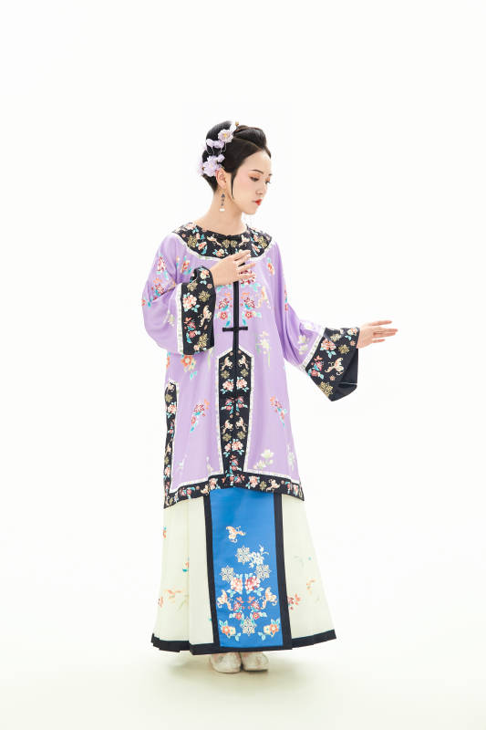 白色背景下穿着中国清朝晚清服饰的少女图片