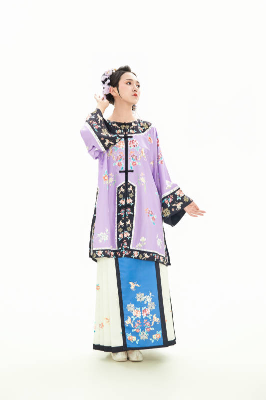 白色背景下穿着中国清朝晚清服饰的少女图片