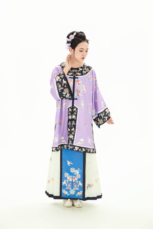 白色背景下穿着中国清朝晚清服饰的少女图片