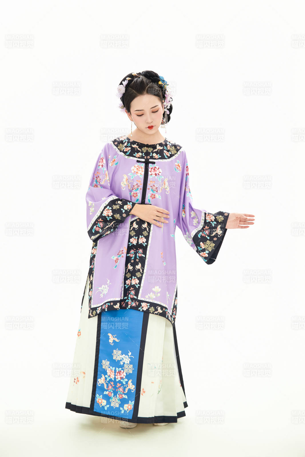 白色背景下穿着中国清朝晚清服饰的少女图片