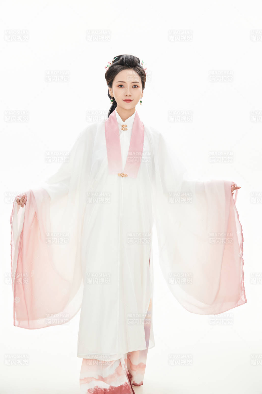 白色背景下穿着魏晋制汉服的少女图片