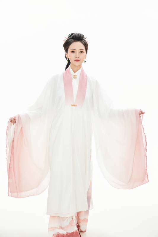 白色背景下穿着魏晋制汉服的少女图片