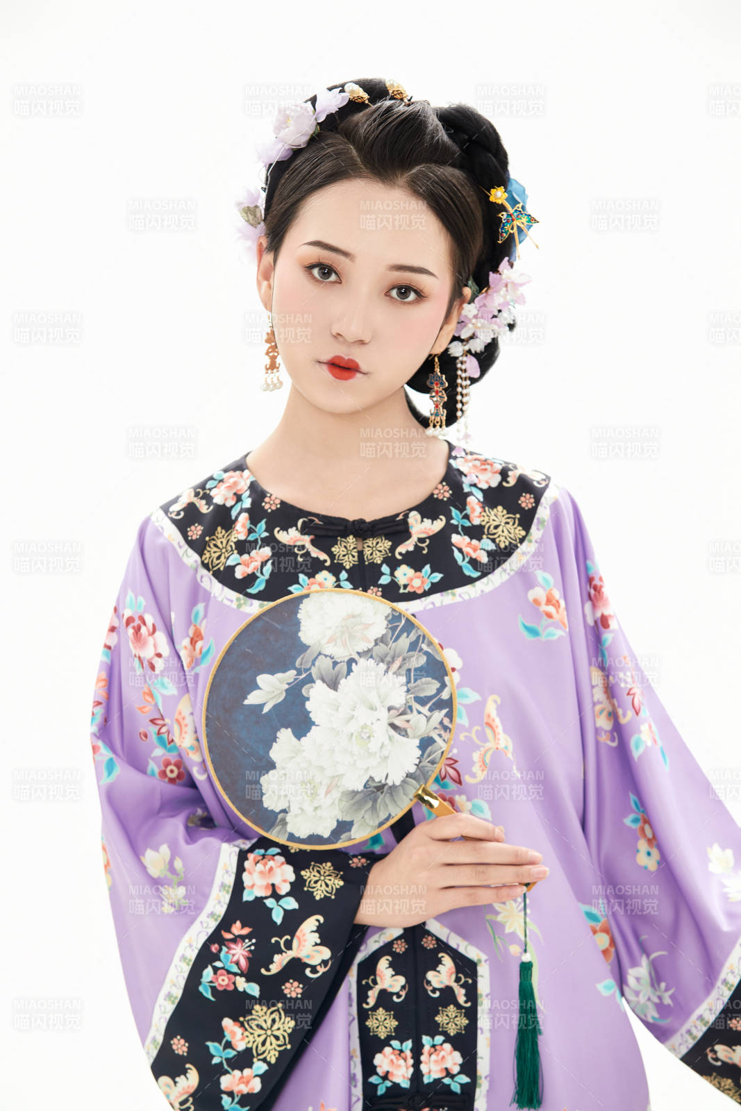 白色背景下穿着中国清朝晚清服饰的少女图片