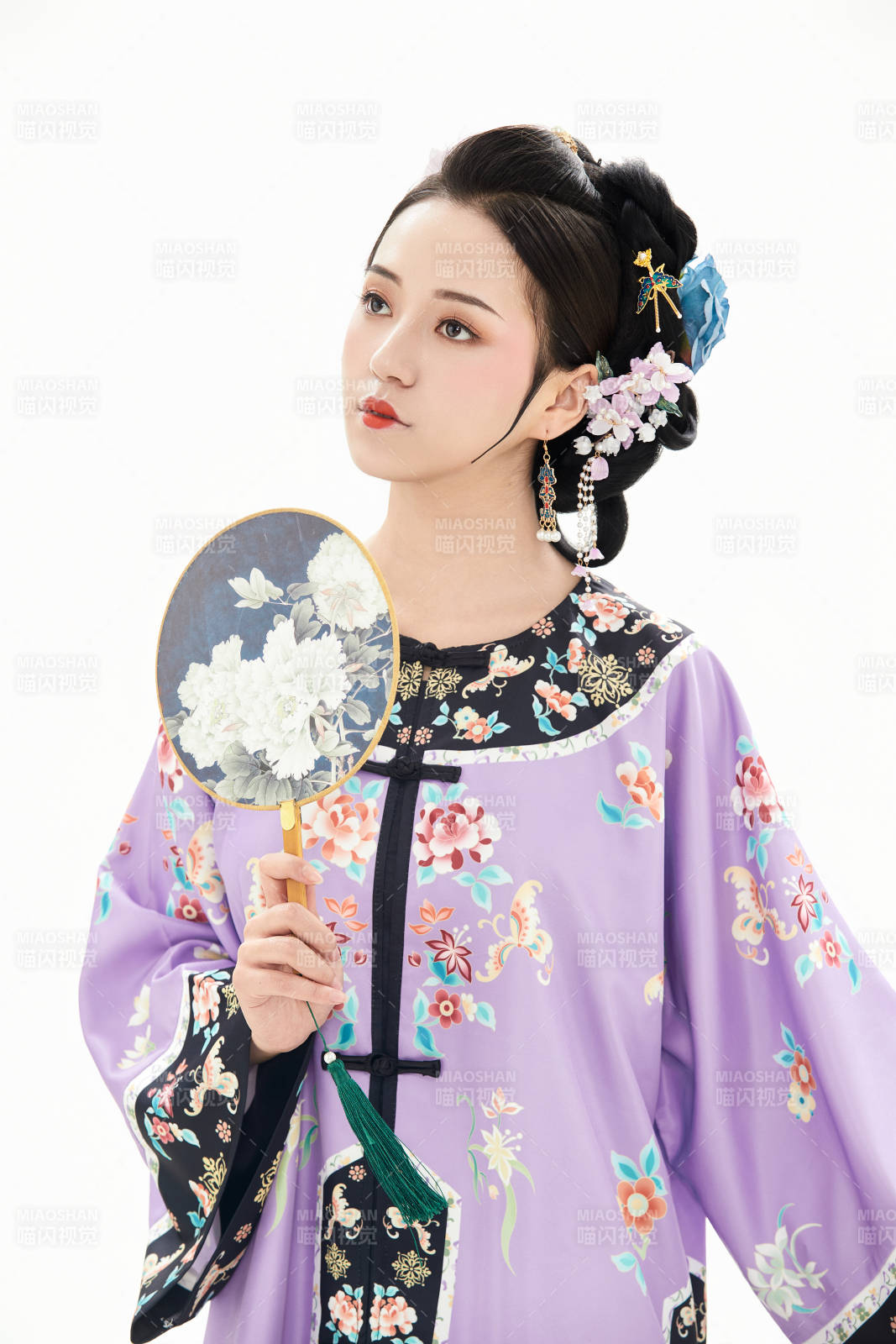 白色背景下穿着中国清朝晚清服饰的少女图片