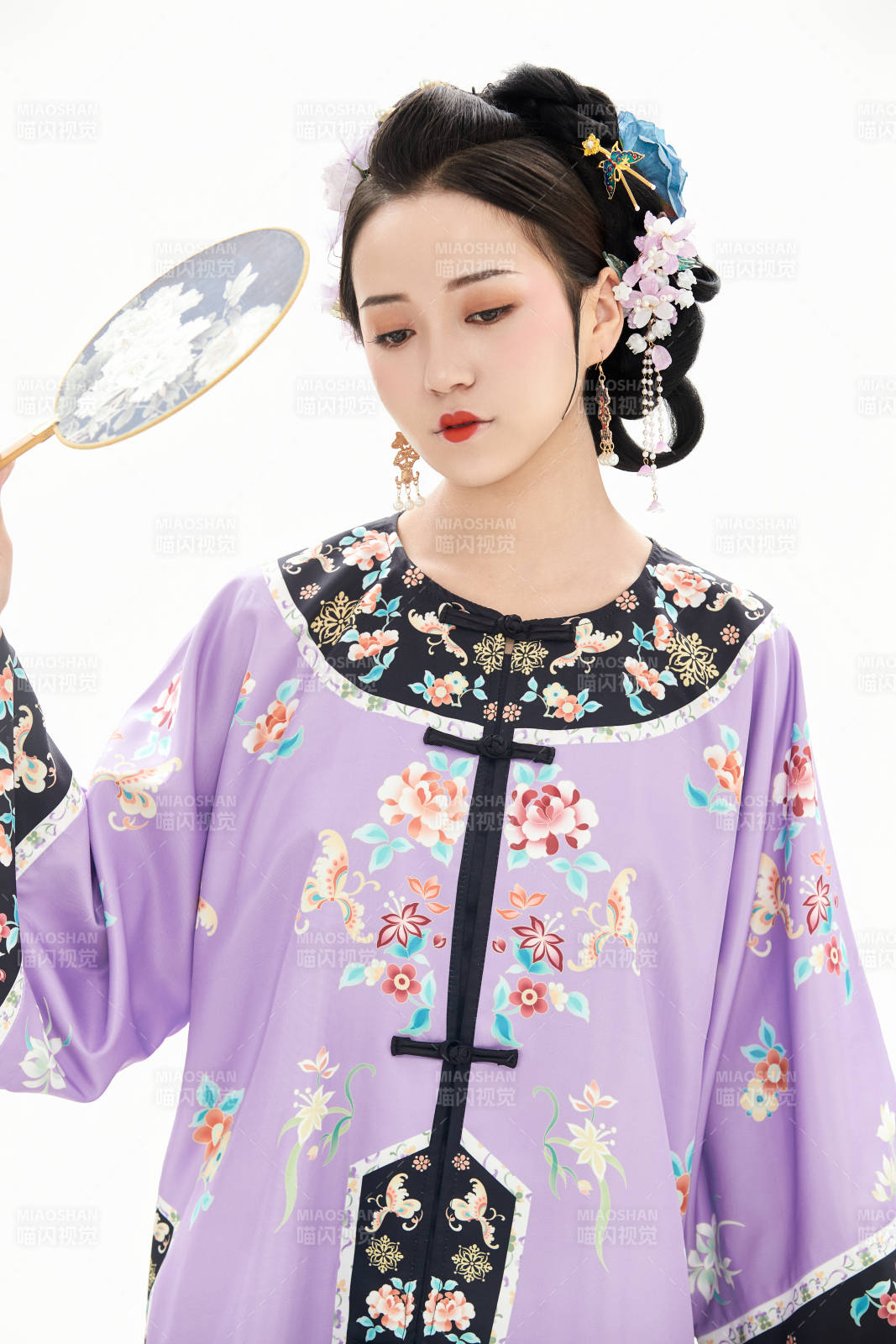 白色背景下穿着中国清朝晚清服饰的少女图片