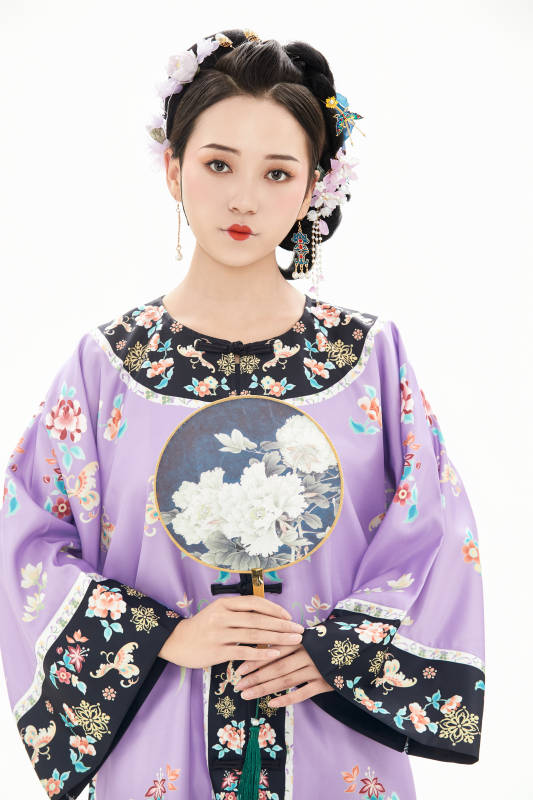 白色背景下穿着中国清朝晚清服饰的少女图片