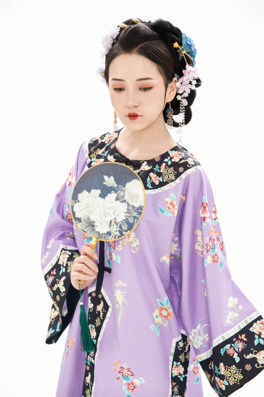 白色背景下穿着中国清朝晚清服饰的少女图片