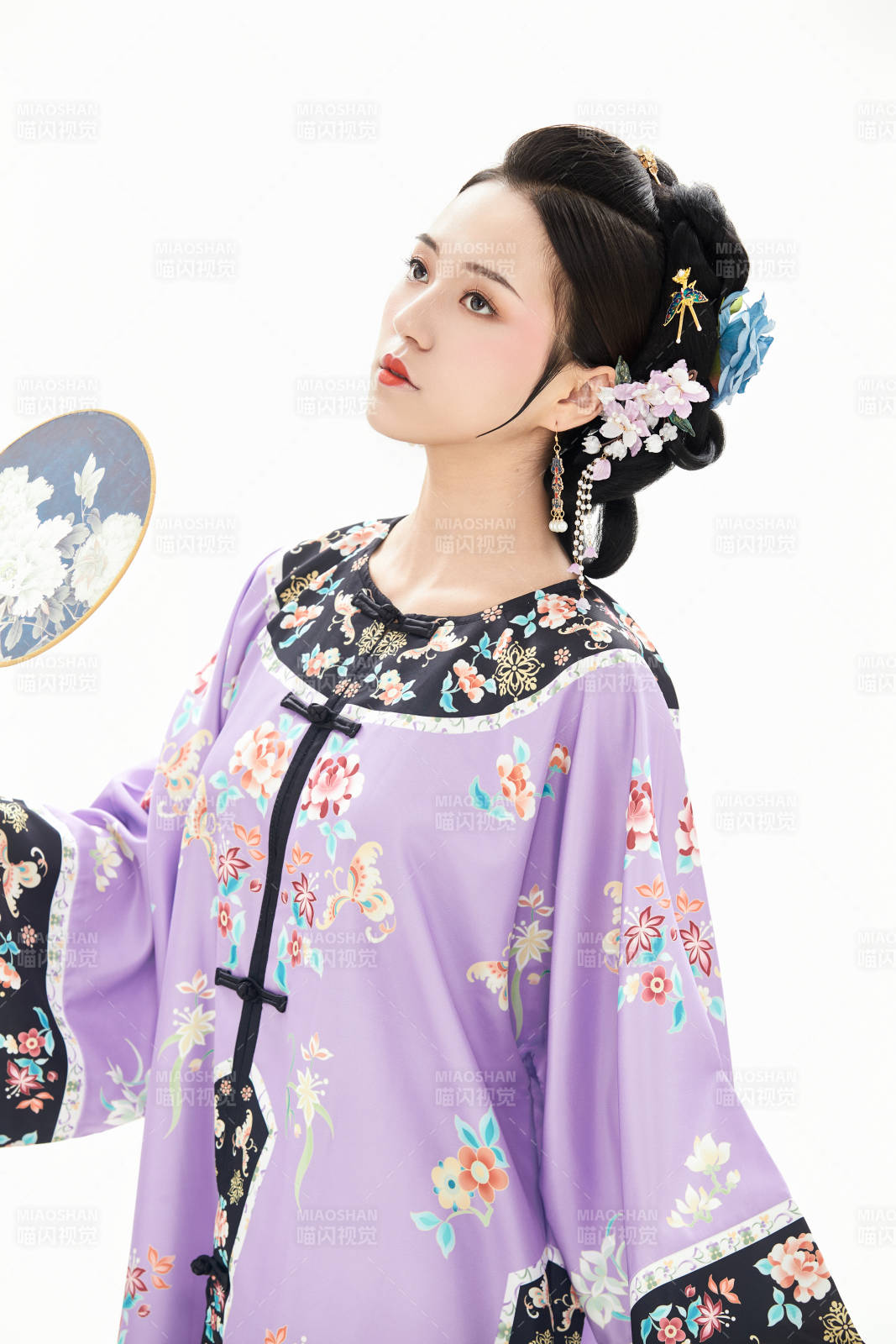 白色背景下穿着中国清朝晚清服饰的少女图片