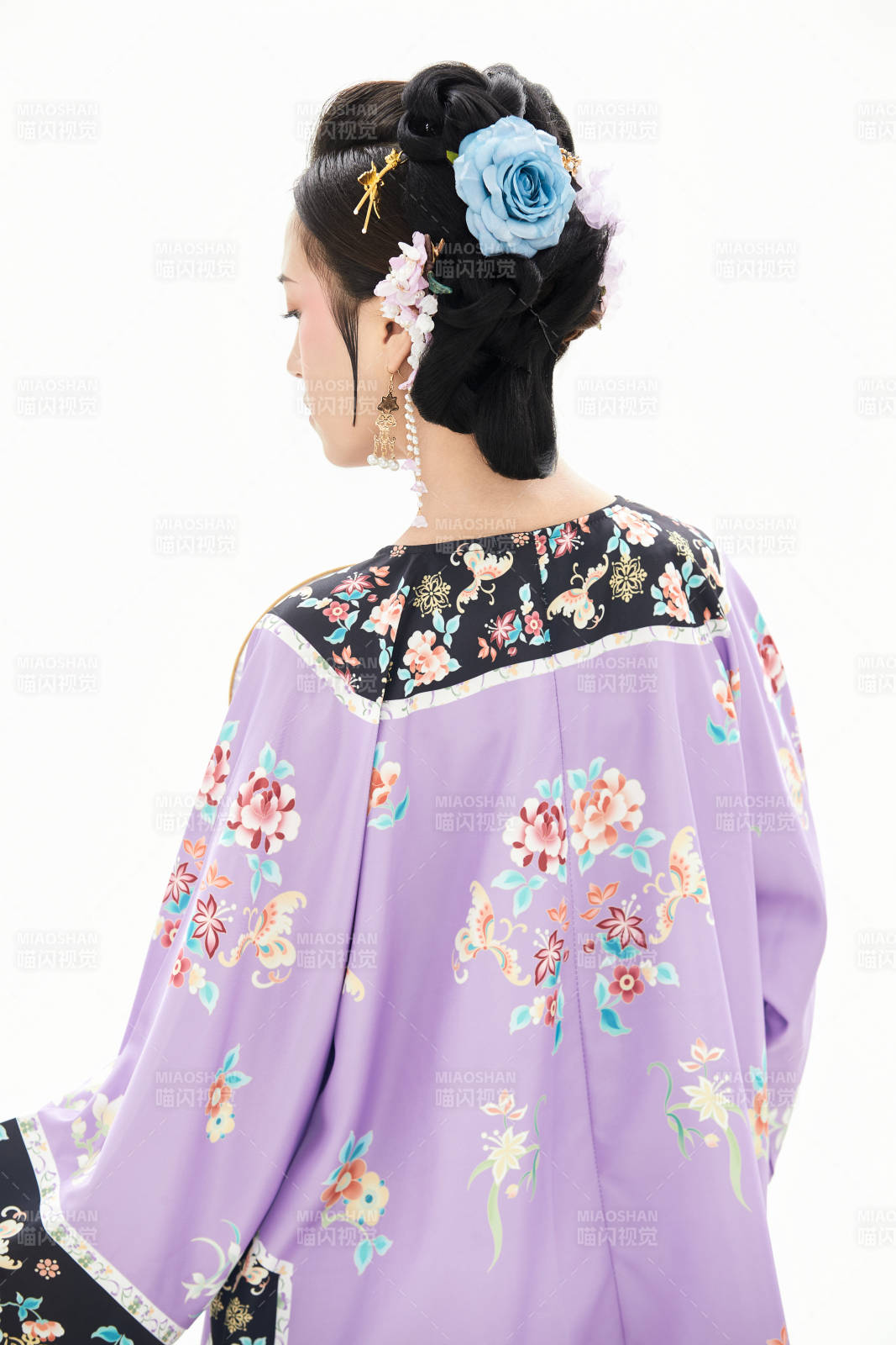 白色背景下穿着中国清朝晚清服饰的少女图片