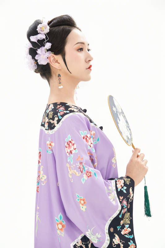 白色背景下穿着中国清朝晚清服饰的少女图片