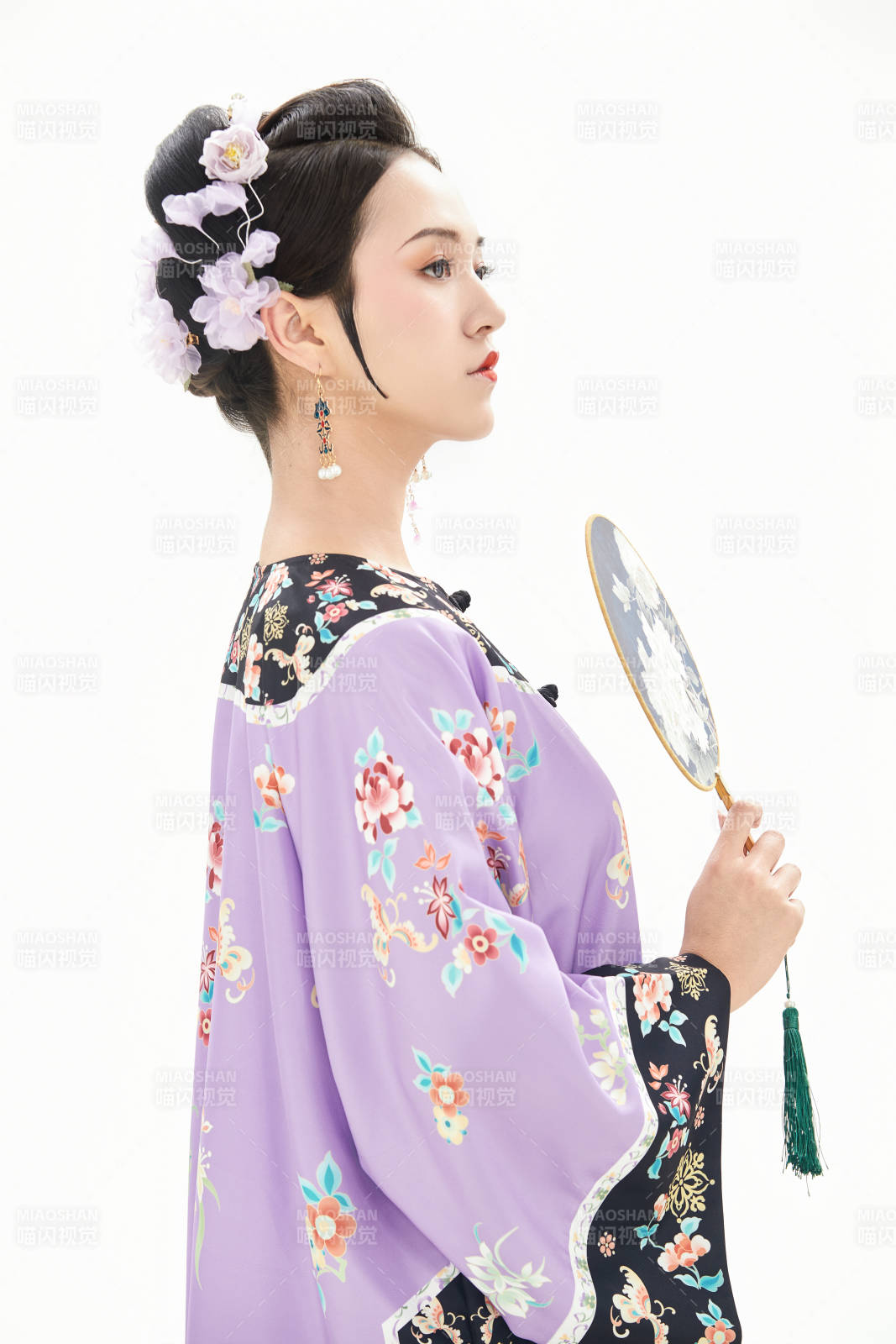 白色背景下穿着中国清朝晚清服饰的少女图片