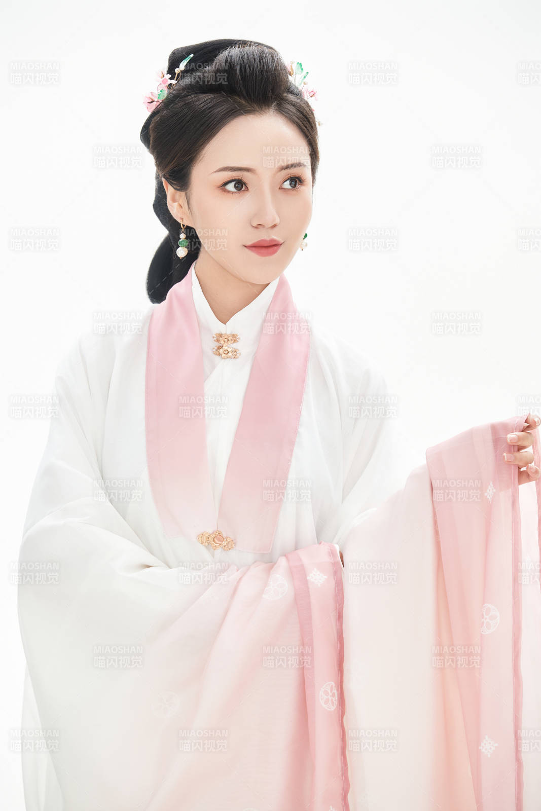 白色背景下穿着魏晋制汉服的少女图片