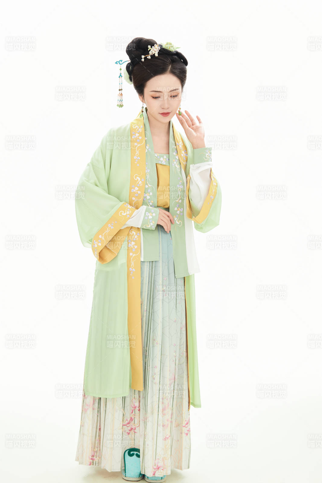 白色背景下穿着南北宋朝汉服的少女图片