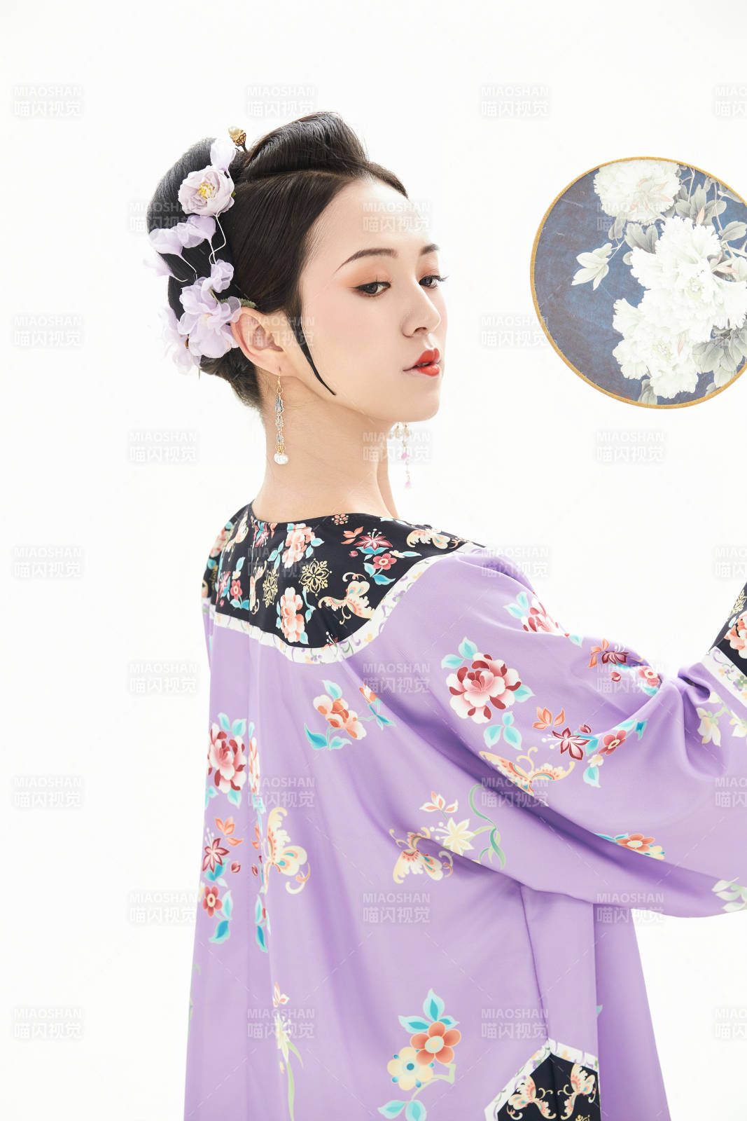 白色背景下穿着中国清朝晚清服饰的少女图片