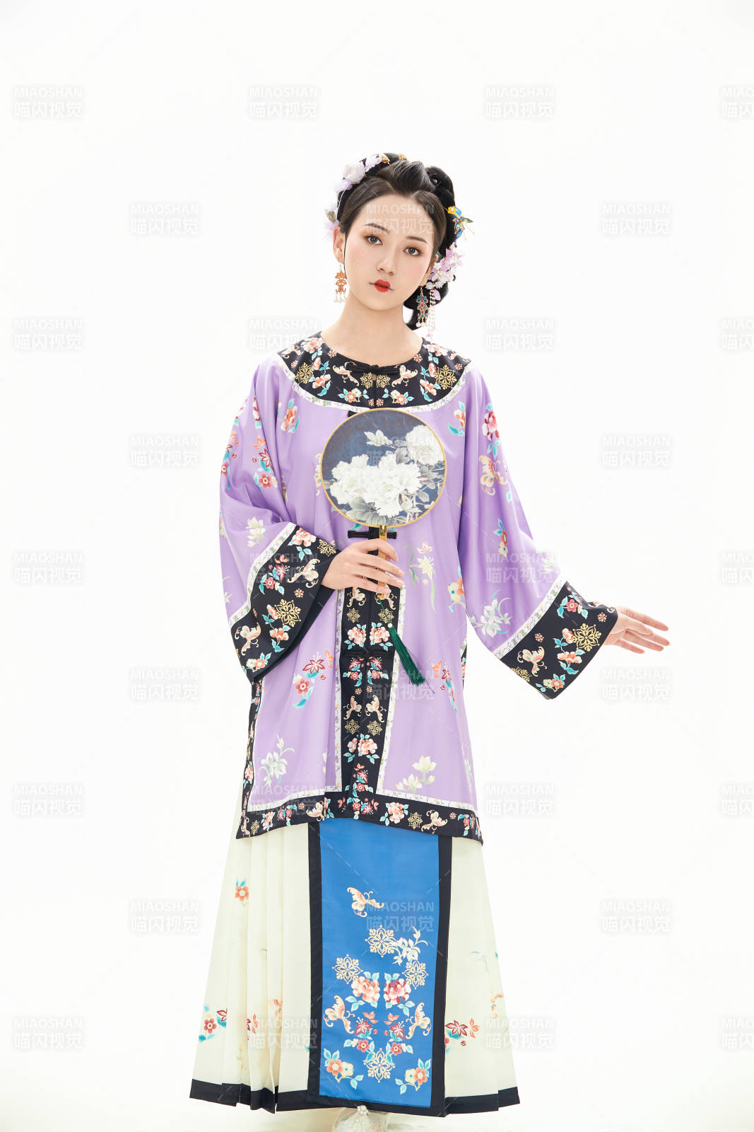 白色背景下穿着中国清朝晚清服饰的少女图片