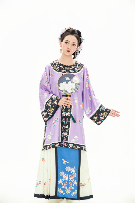 白色背景下穿着中国清朝晚清服饰的少女图片