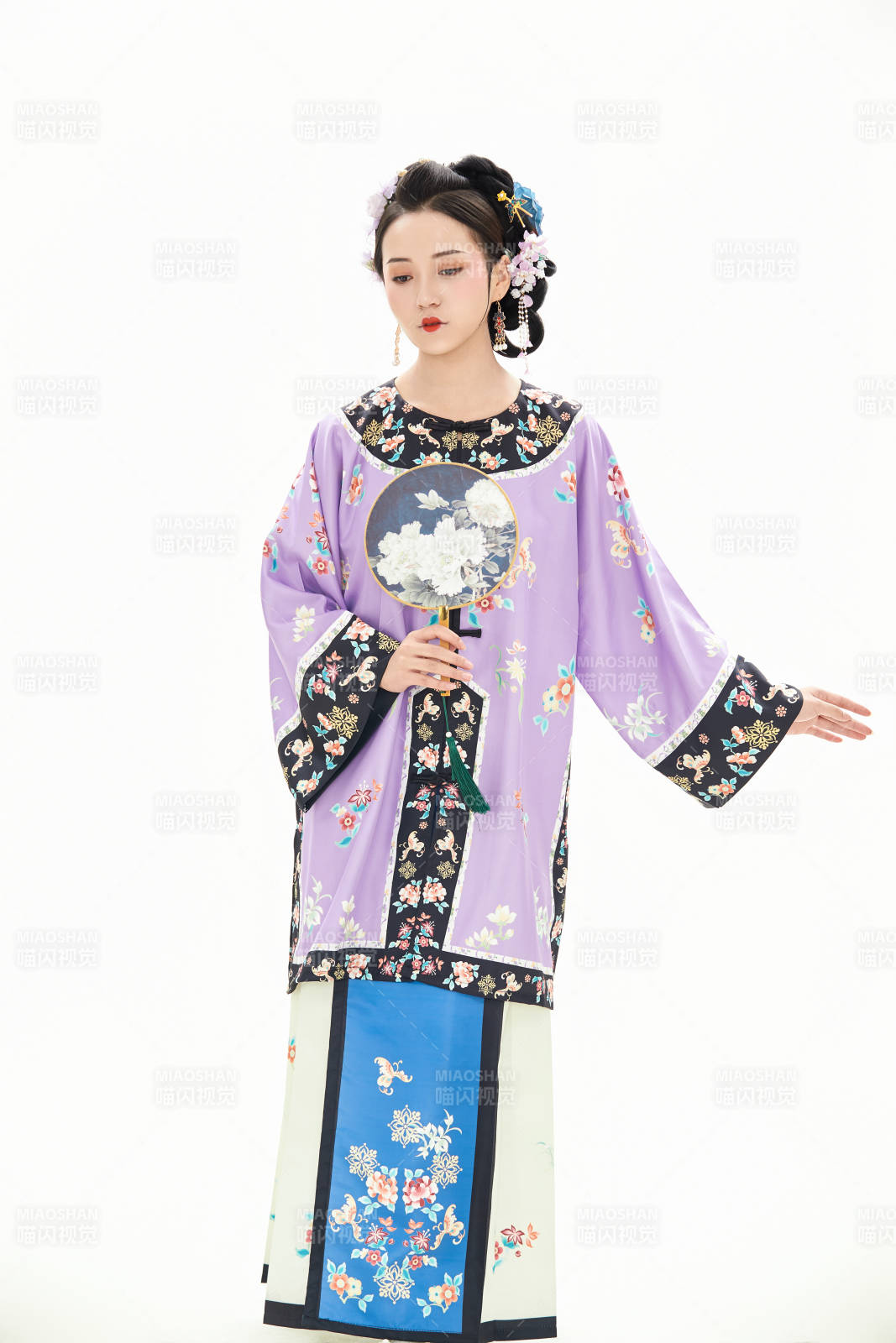 白色背景下穿着中国清朝晚清服饰的少女图片