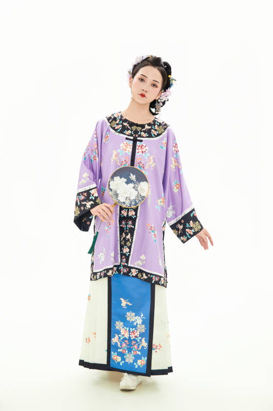 白色背景下穿着中国清朝晚清服饰的少女图片