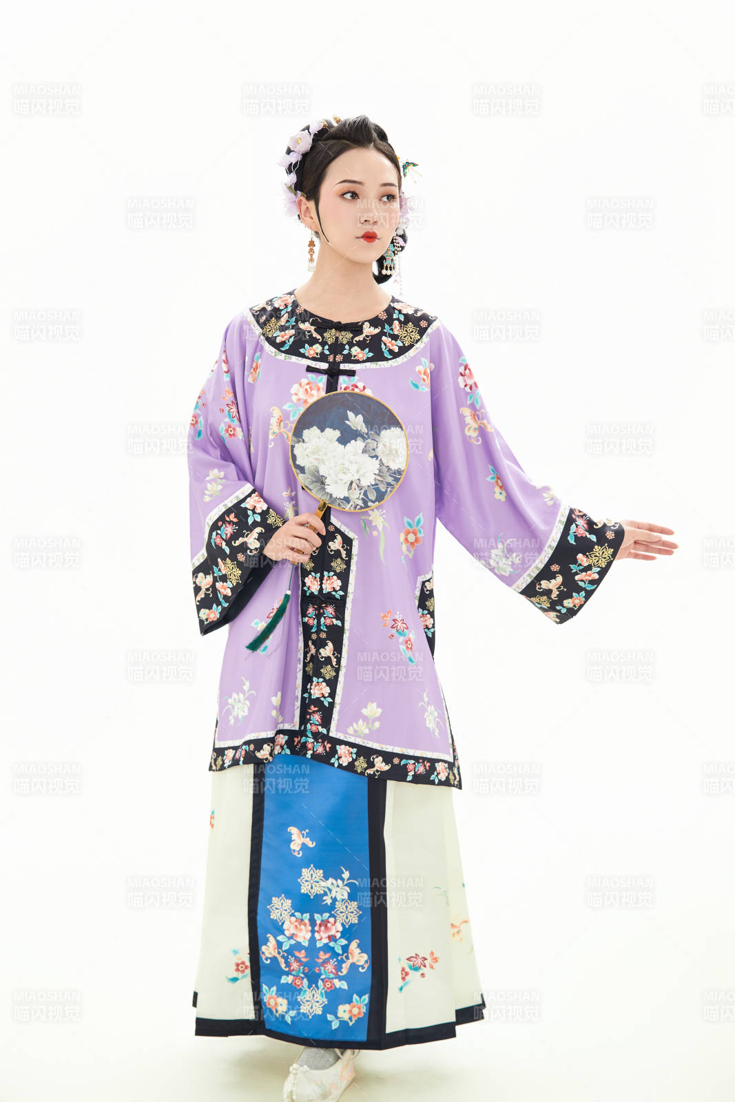 白色背景下穿着中国清朝晚清服饰的少女图片