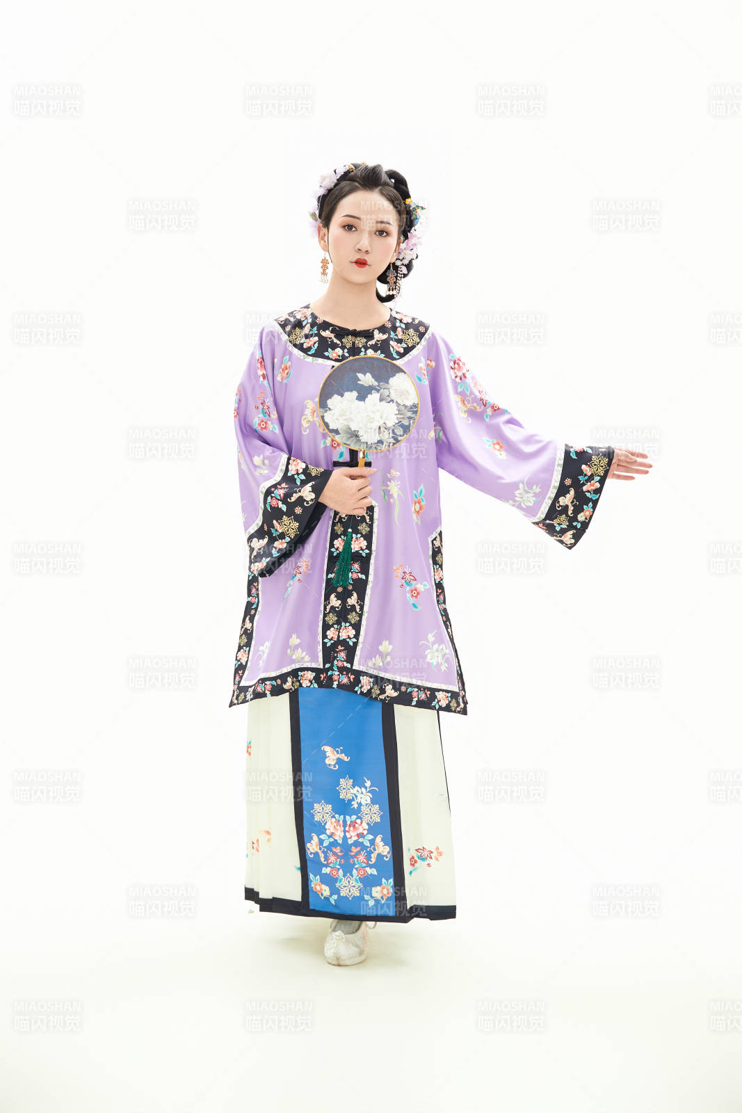 白色背景下穿着中国清朝晚清服饰的少女图片