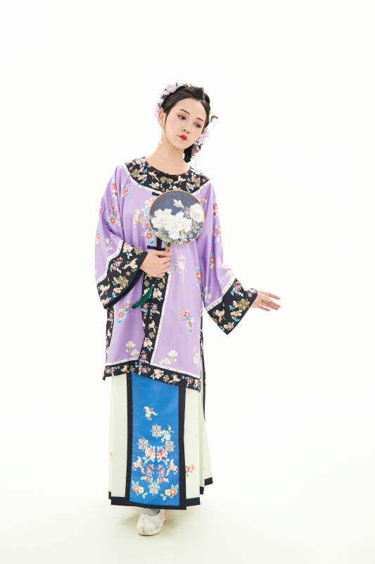 白色背景下穿着中国清朝晚清服饰的少女图片