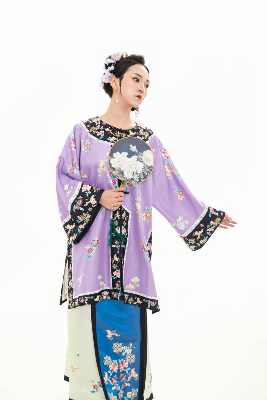 白色背景下穿着中国清朝晚清服饰的少女图片