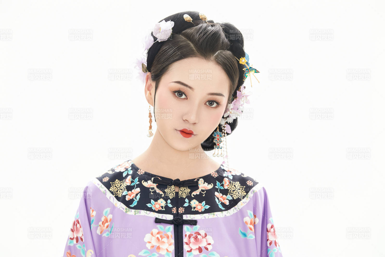 白色背景下穿着中国清朝晚清服饰的少女图片