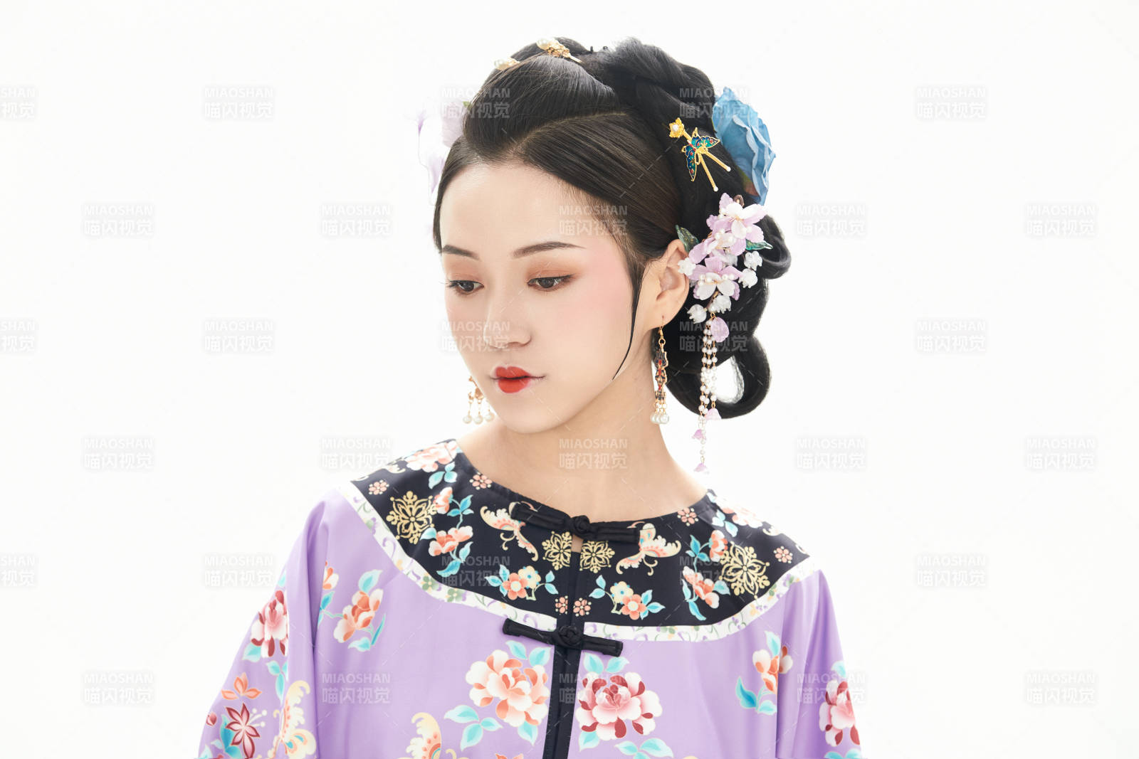 白色背景下穿着中国清朝晚清服饰的少女图片