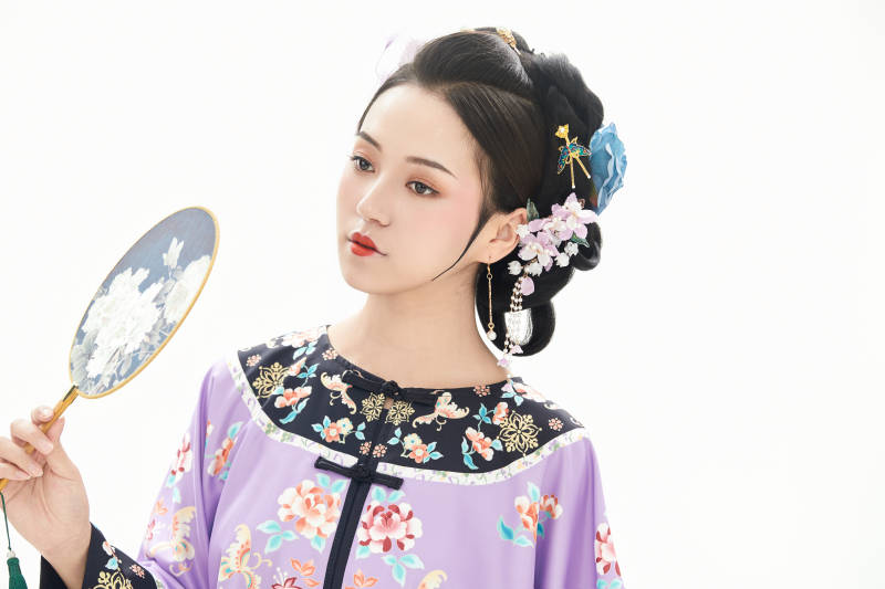 白色背景下穿着中国清朝晚清服饰的少女图片