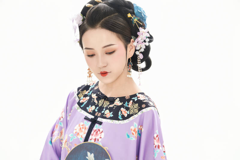 白色背景下穿着中国清朝晚清服饰的少女图片