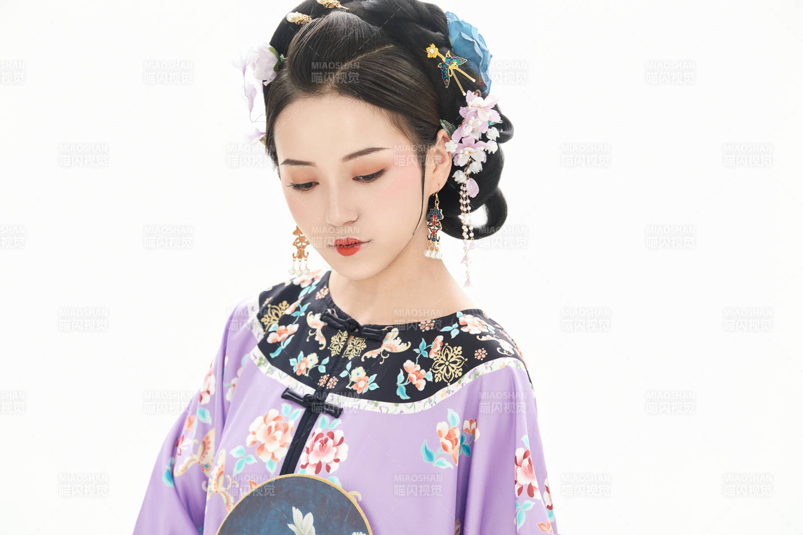 白色背景下穿着中国清朝晚清服饰的少女图片