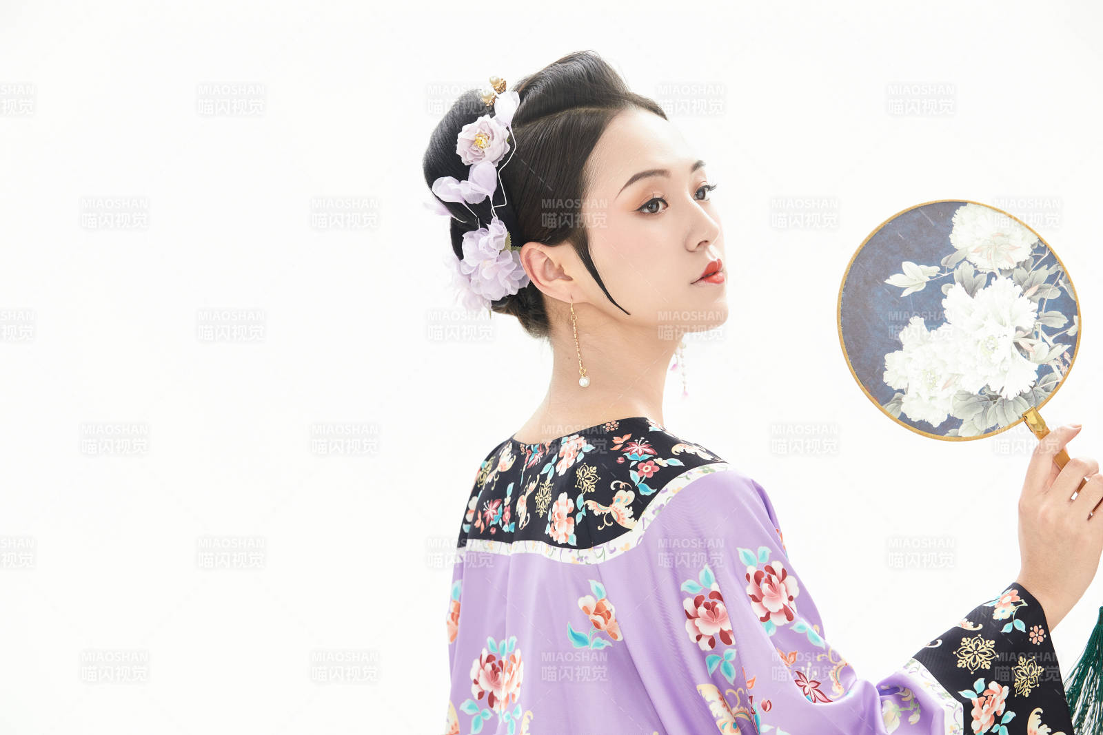 白色背景下穿着中国清朝晚清服饰的少女图片