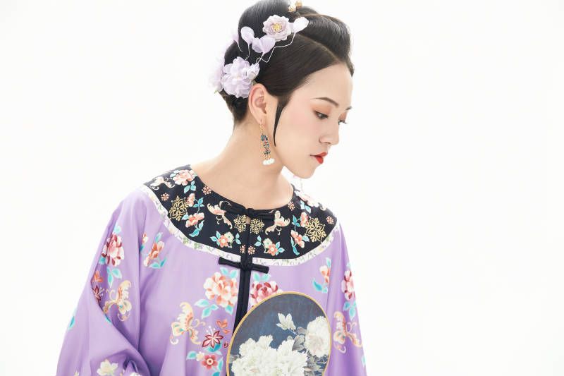 白色背景下穿着中国清朝晚清服饰的少女图片