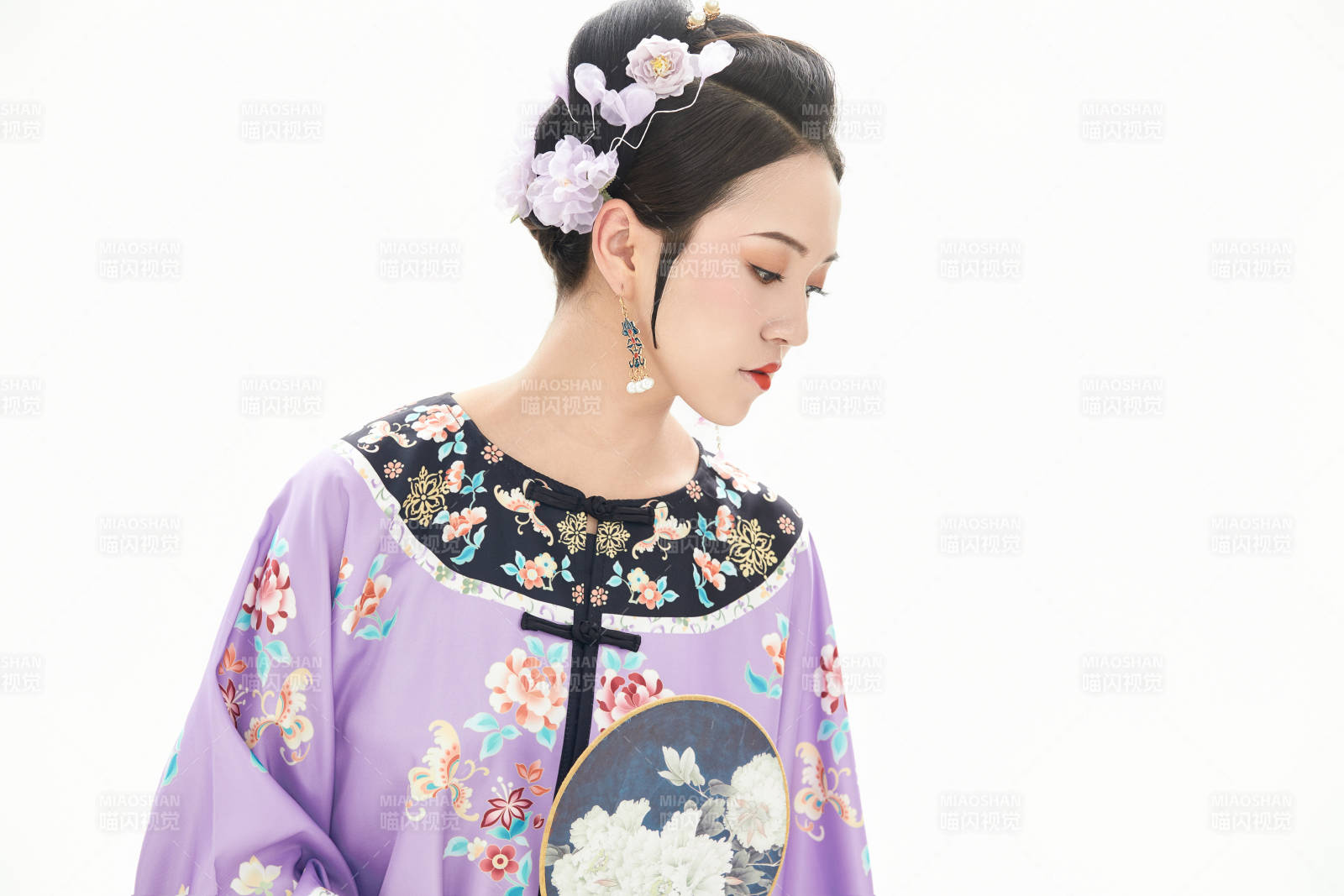 白色背景下穿着中国清朝晚清服饰的少女图片