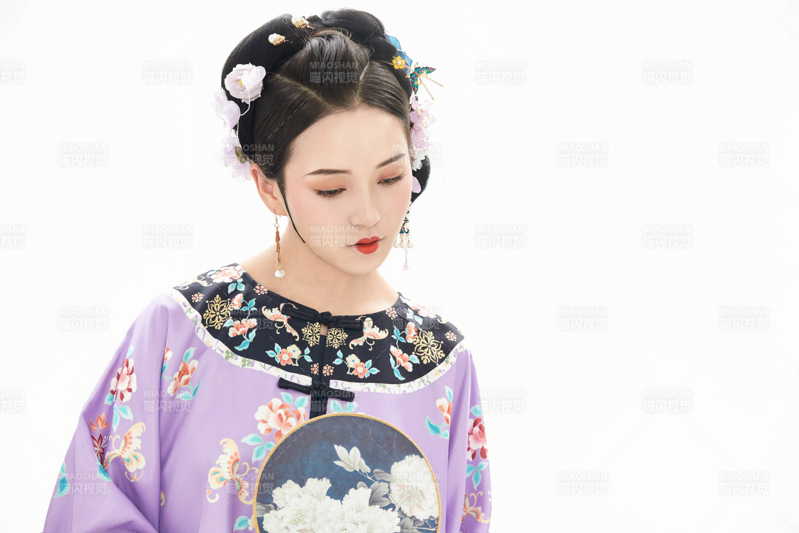 白色背景下穿着中国清朝晚清服饰的少女图片