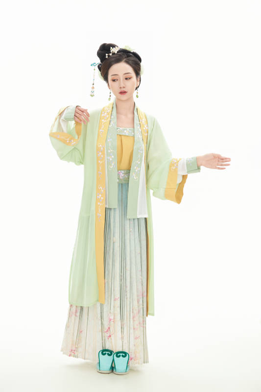 白色背景下穿着南北宋朝汉服的少女图片