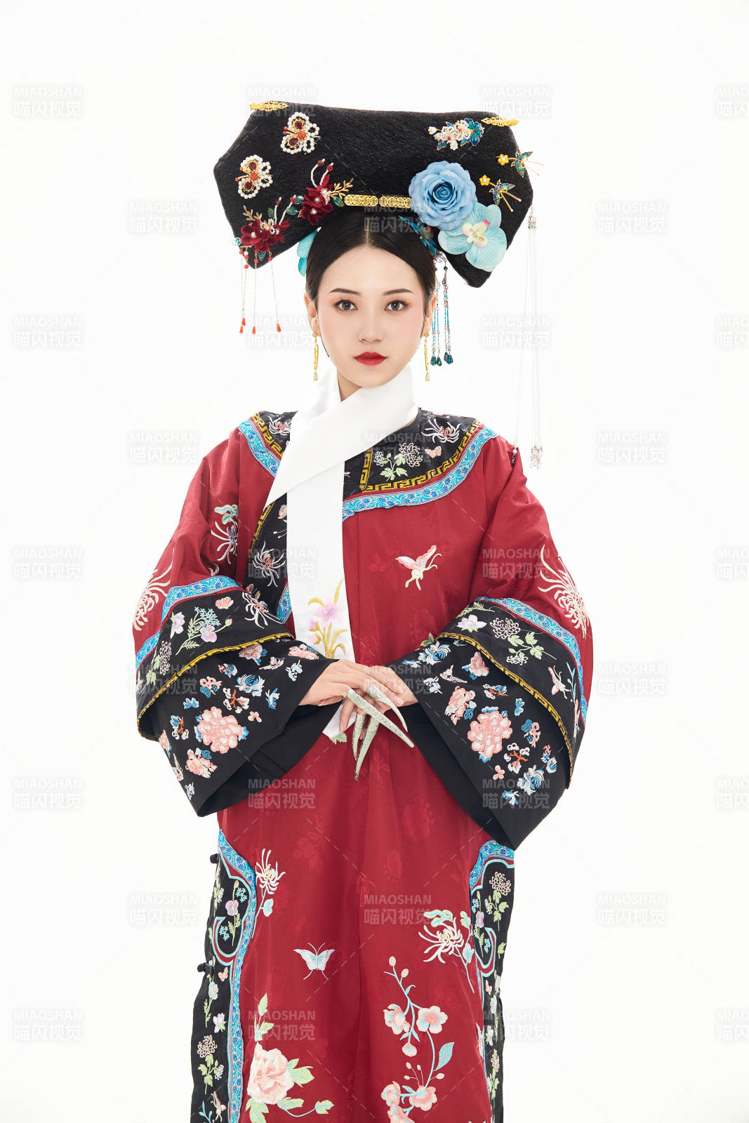 白色背景下穿着中国清朝宫廷服饰的少女图片