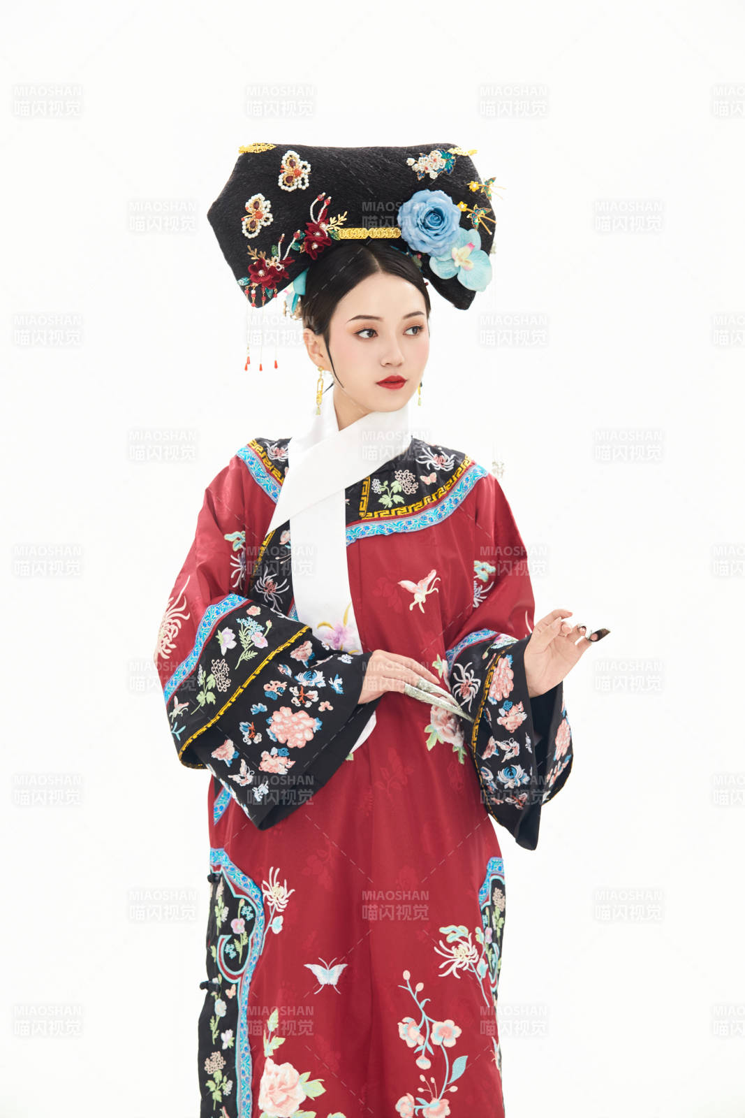 白色背景下穿着中国清朝宫廷服饰的少女图片
